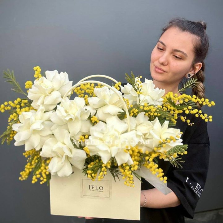 Французские Розы и мимоза  в сумочке  в Нижнем Новгороде