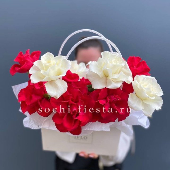Сумочка  красных и белых роз в Нижнем Новгороде