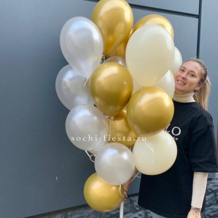 Облако шаров из белого и золотого оттенков в Нижнем Новгороде