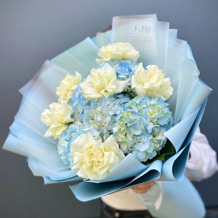  Букет из голубых гортензий и роз  в Нижнем Новгороде
