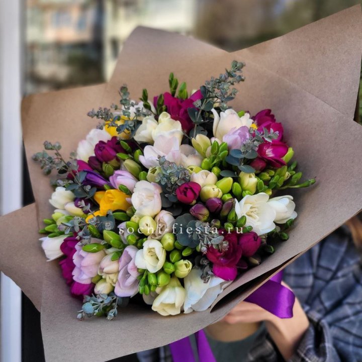 Букет фрезий "Радуга" в Нижнем Новгороде