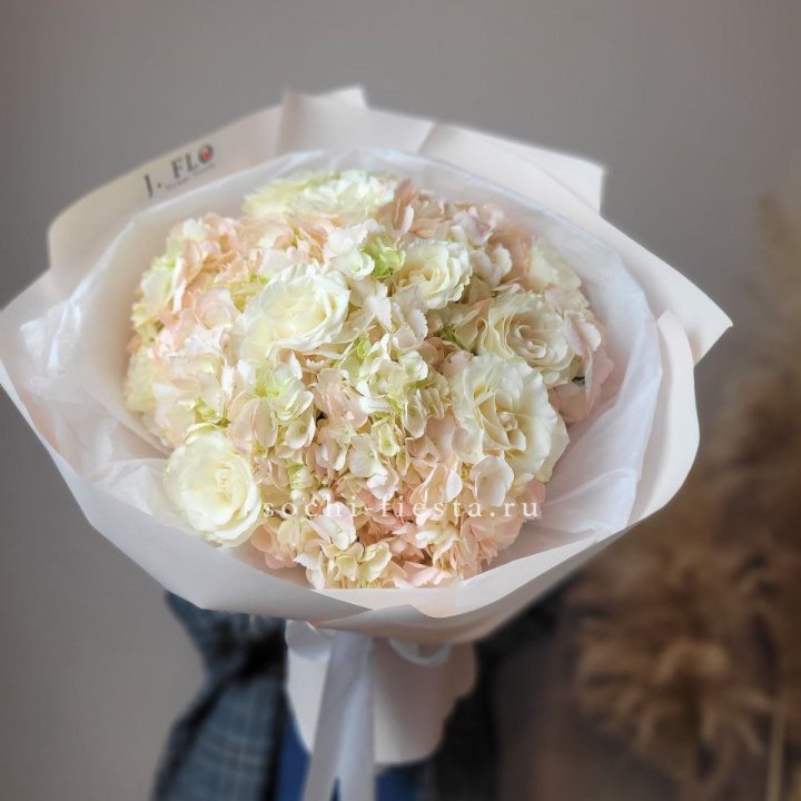  Букет гортензии и роз  в Нижнем Новгороде