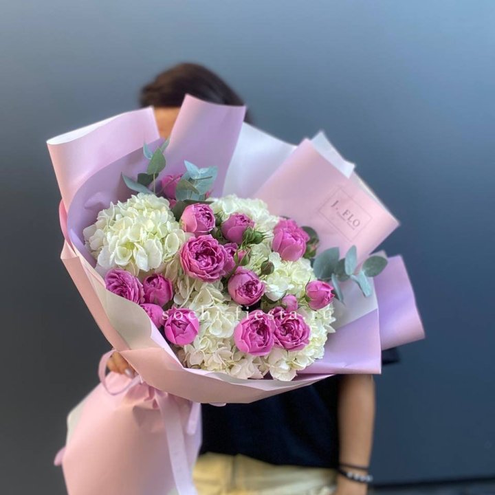 Букет белых гортензий и пионовидных роз  в Нижнем Новгороде