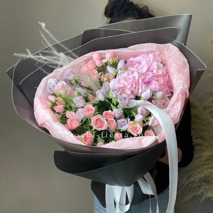  Букет гортензии и роз "Саперави" в Нижнем Новгороде