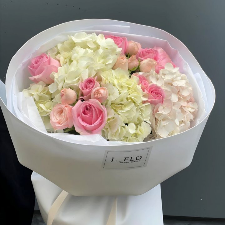  Букет гортензии и роз  "Тиамо" в Нижнем Новгороде