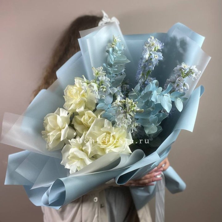 Букет из белых французских роз и дельфиниума в Нижнем Новгороде