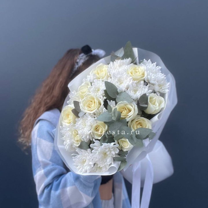  Букет белых роз с хризантемой  в Нижнем Новгороде