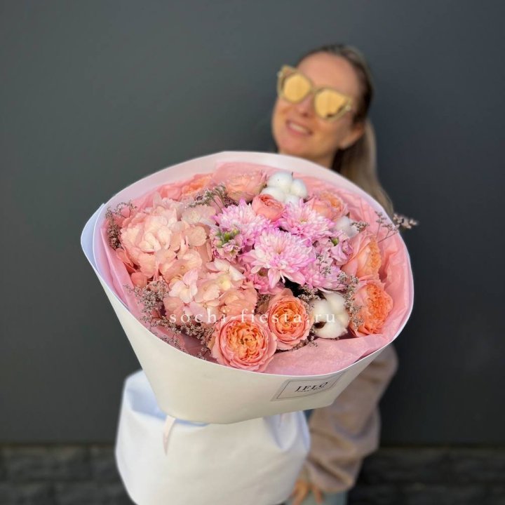 Букет гортензии и кустовых роз  в Нижнем Новгороде