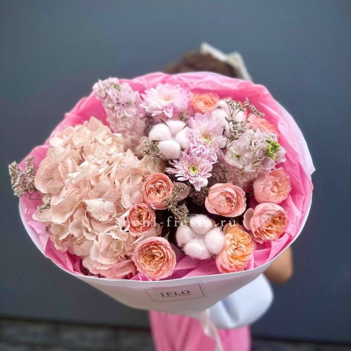 Букет гортензии и кустовых роз "Абрассо" в Нижнем Новгороде