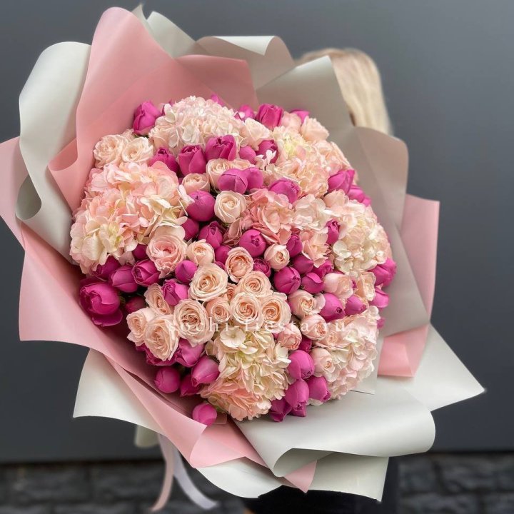 Букет кустовые розы и гортензия в Нижнем Новгороде