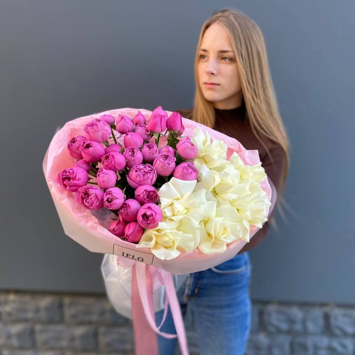 Дуо белых и кустовых роз в Нижнем Новгороде