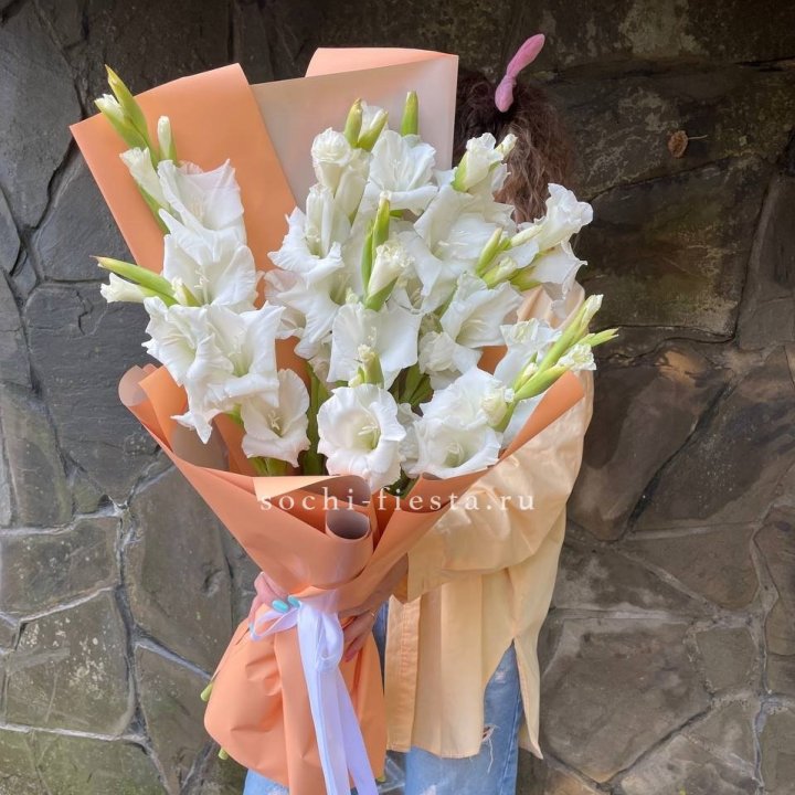 Букет белых гладиолусов  в Нижнем Новгороде