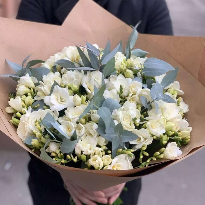 51 фрезия с эвкалиптом в Нижнем Новгороде