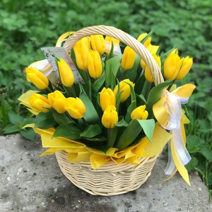 25 желтых тюльпанов в корзине в Нижнем Новгороде