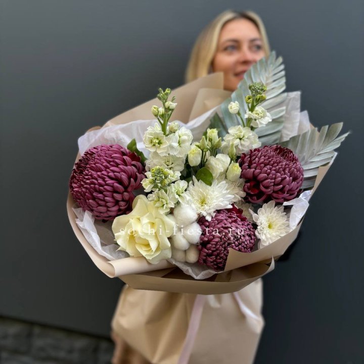 Хризантемы с маттиолой розами эустомой Чика в Нижнем Новгороде