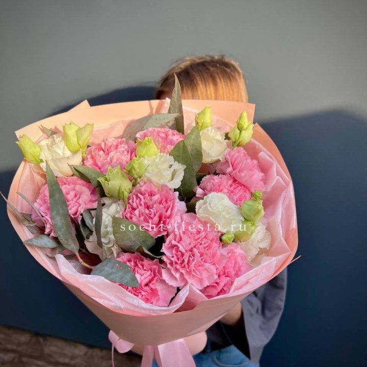 Букет гвоздик и  эустом "Сири" в Нижнем Новгороде