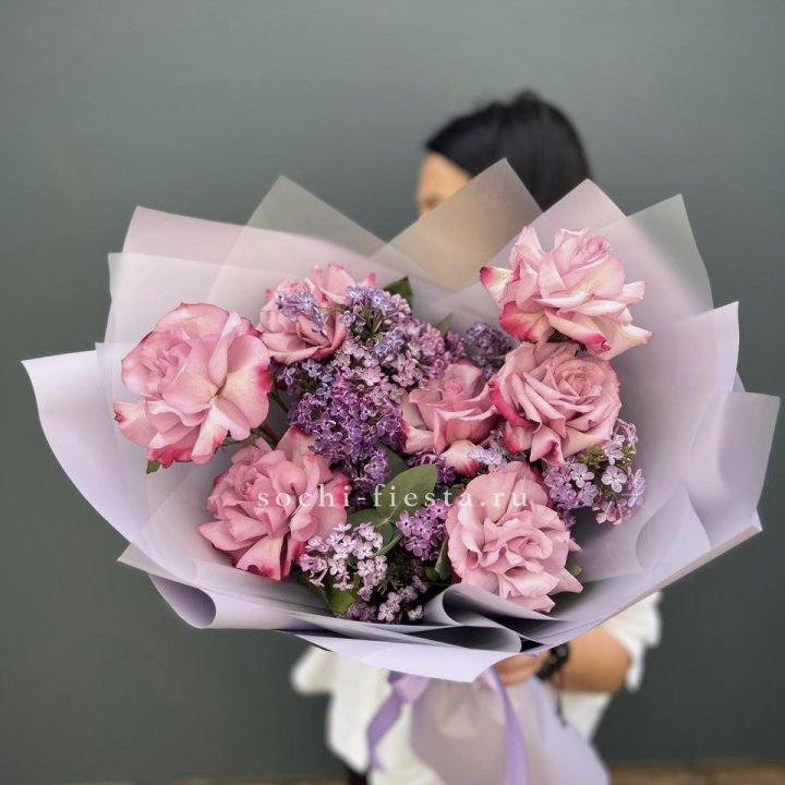 Букет из розовых роз и сирени в Нижнем Новгороде