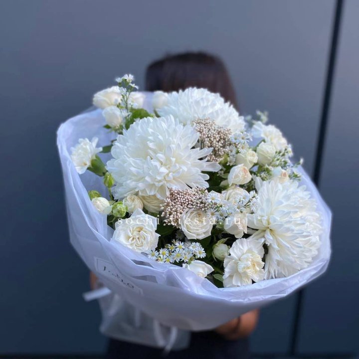 Букет хризантем и роз вайт шотс в Нижнем Новгороде