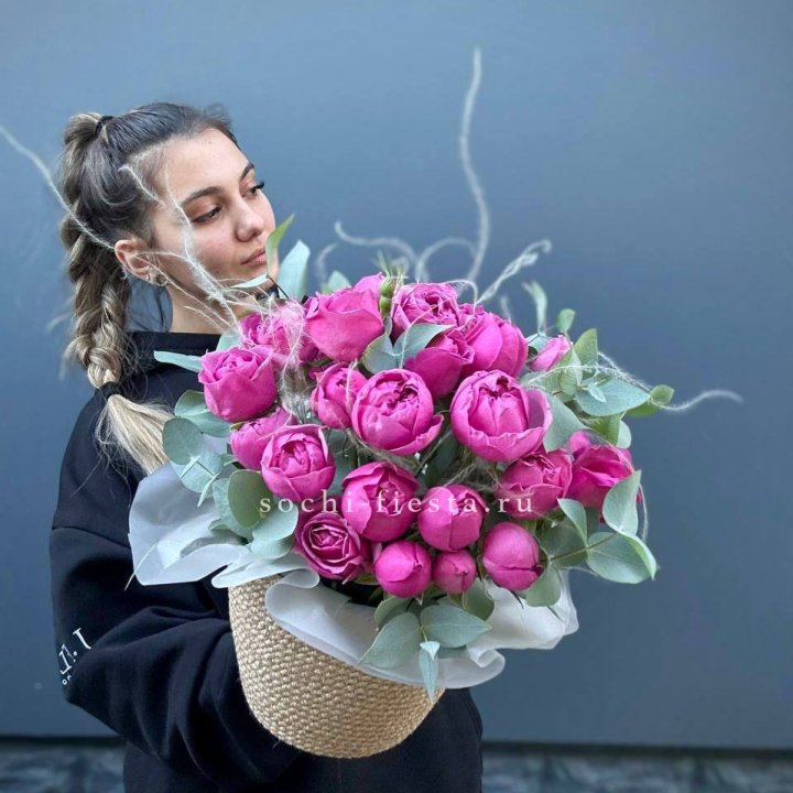 Пионовидные розы  в джутовом кашпо  в Нижнем Новгороде