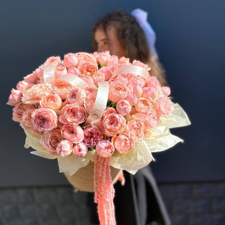 Кустовые розы Джульетта в джутовом кашпо в Нижнем Новгороде