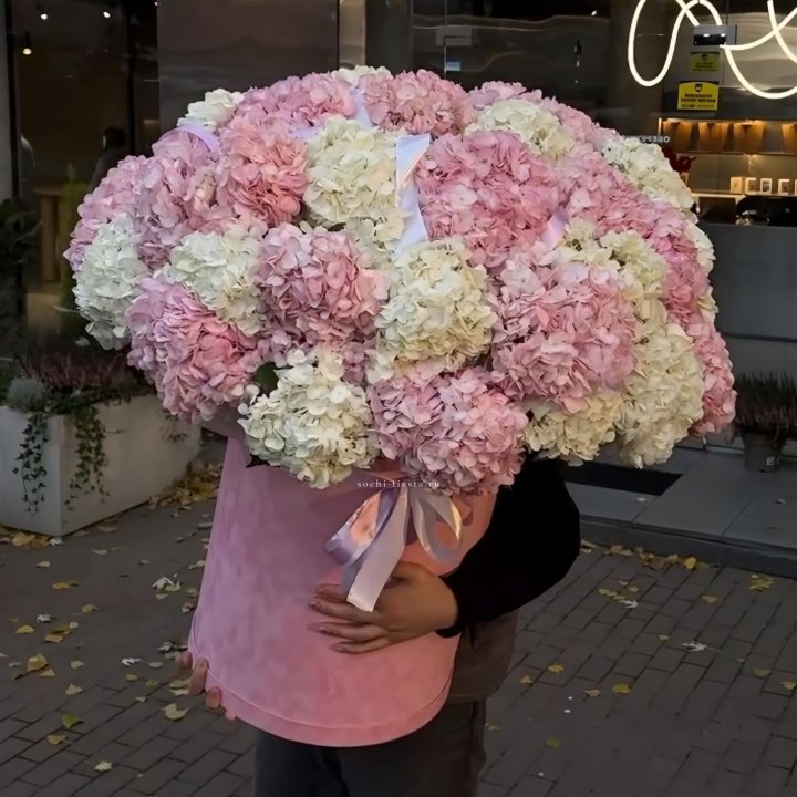 Дизайнерский цилиндр с гортензиями  в Нижнем Новгороде