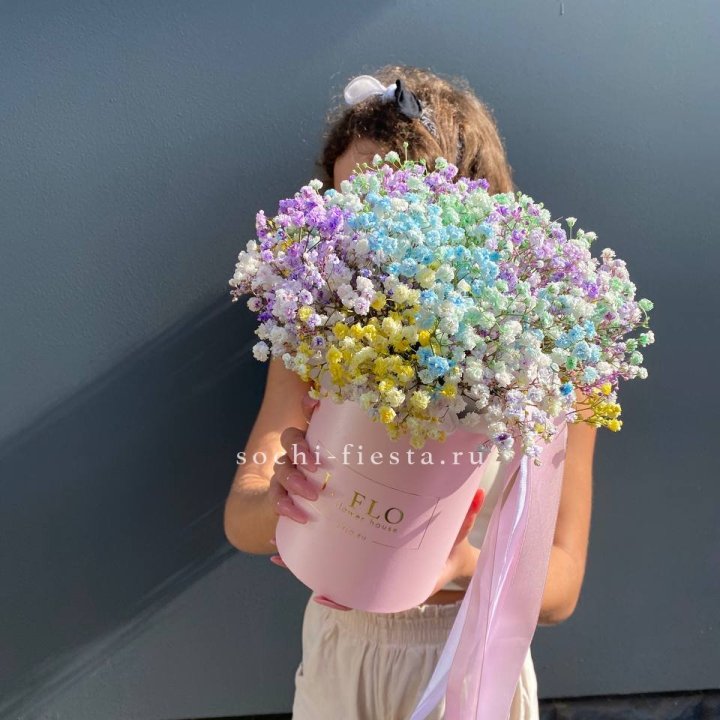 Радужные гипсофилы в шляпной коробке в Нижнем Новгороде