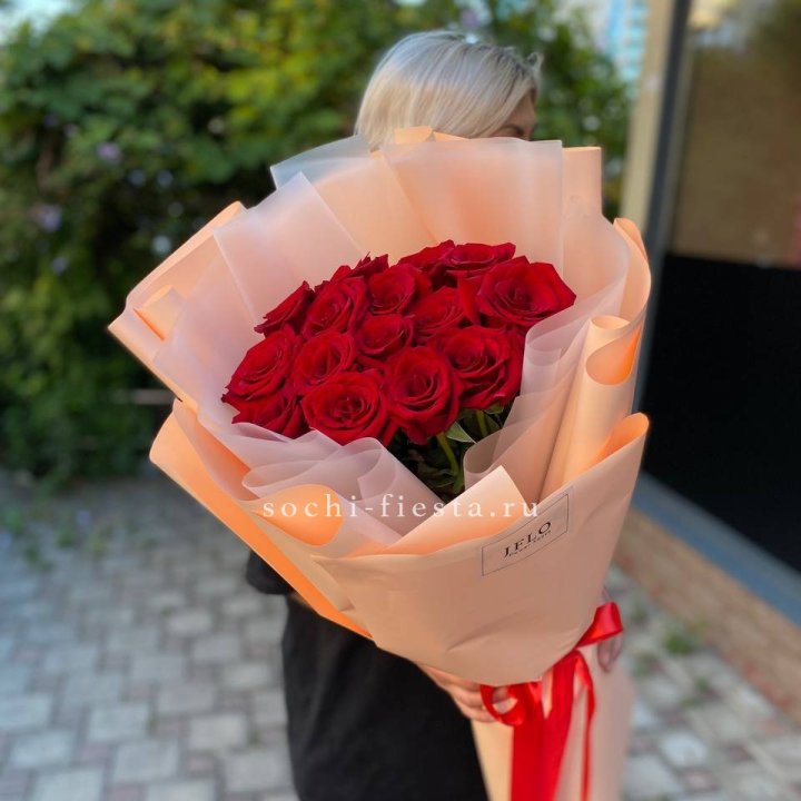 15 голландских роз в оформлении в Нижнем Новгороде