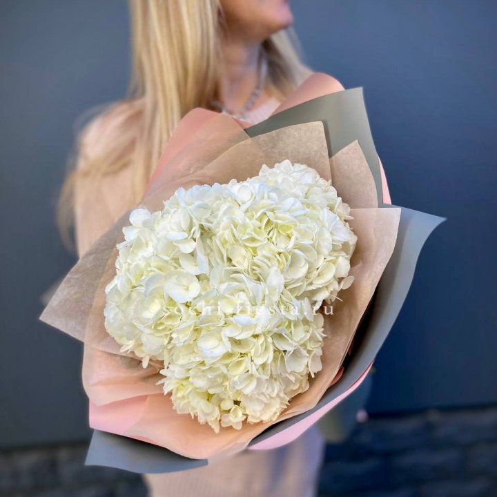 Букет из трёх белых гортензий в Нижнем Новгороде
