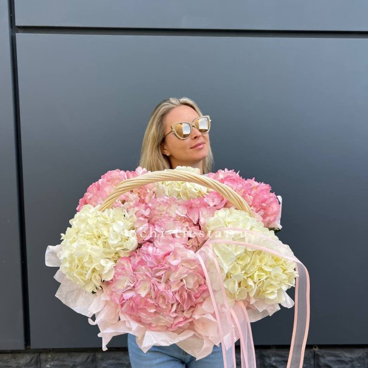 7 гортензий в корзине с доставкой в Нижнем Новгороде