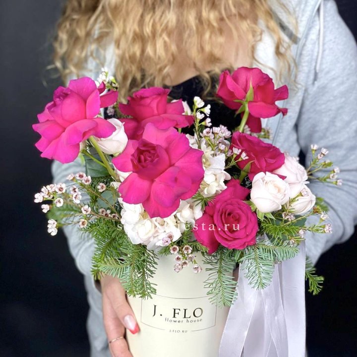 Новогодняя композиция в коробке пинк розе в Нижнем Новгороде