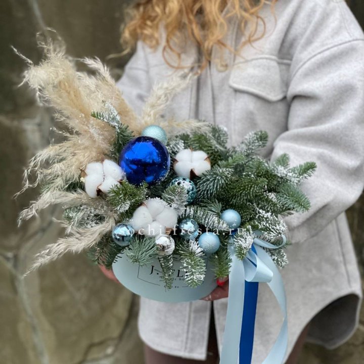 Новогодняя композиция в коробке блю в Нижнем Новгороде