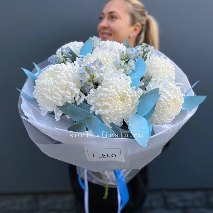 Букет хризантем Бигуди и дельфиниума  в Нижнем Новгороде