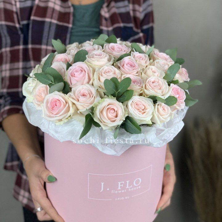 35 розовых роз в цилиндре в Нижнем Новгороде