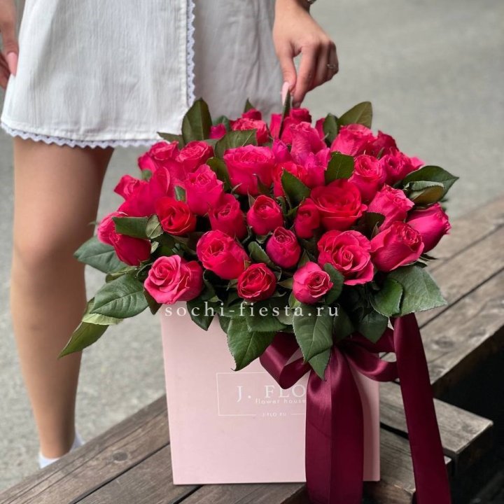 55 алых роз в кубе в Нижнем Новгороде