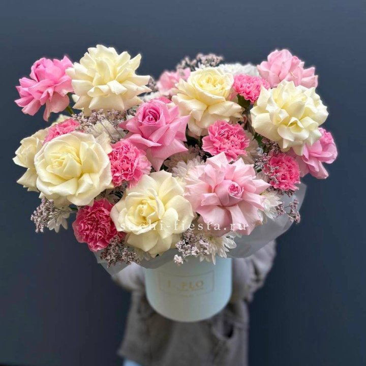 Коробка французских роз и диантусов "Бони" в Нижнем Новгороде