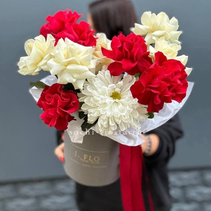 Французские розы с хризантемой в боксе в Нижнем Новгороде