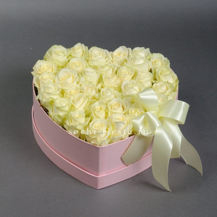 35 белых роз в коробке "Сердце" в Нижнем Новгороде