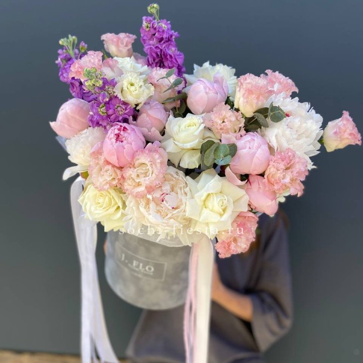 Дизайнерский цилиндр с пионами "Ривьера" в Нижнем Новгороде