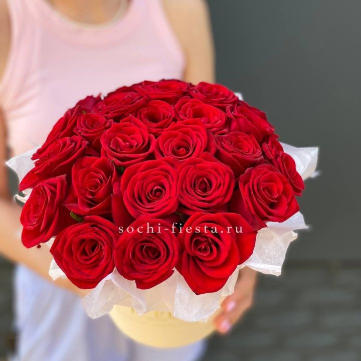 Красные розы в цилиндре в Нижнем Новгороде