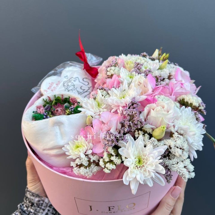 Цветы и свеча в коробке в Нижнем Новгороде