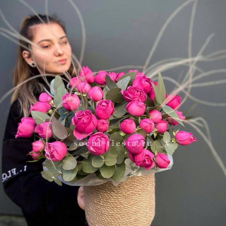 Пионовидные розы Мисти Бабблс в джутовом кашпо в Нижнем Новгороде