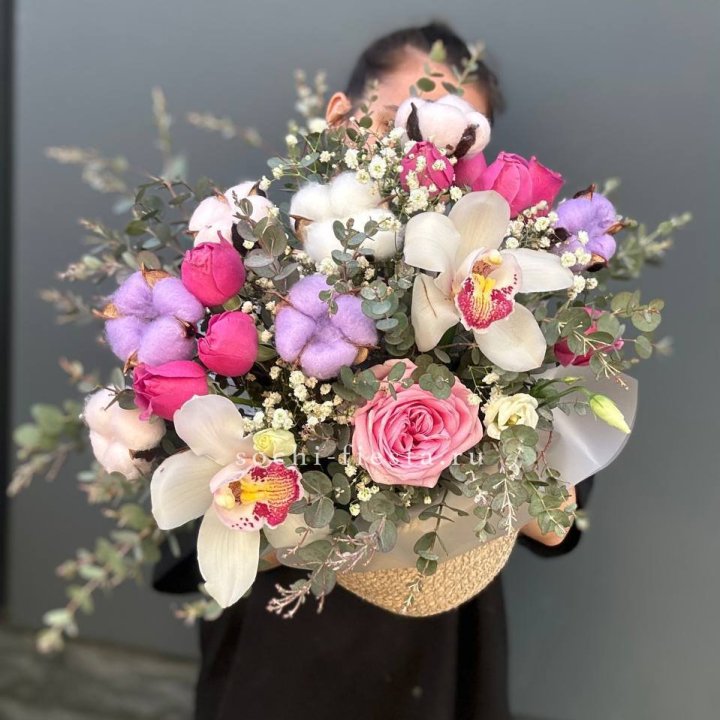 Орхидея и розы в джутовом кашпо в Нижнем Новгороде