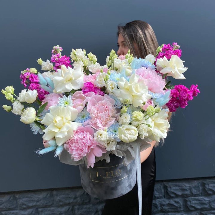 Дизайнерский цилиндр "Пионы гарден" в Нижнем Новгороде