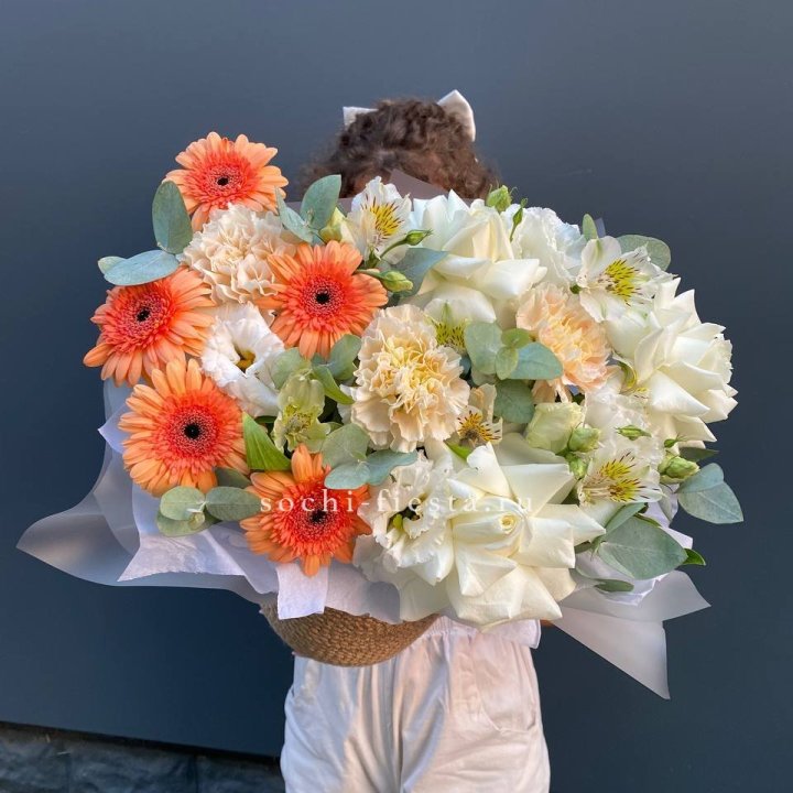 Розы и герберы в джутовом кашпо "Георгино" в Нижнем Новгороде