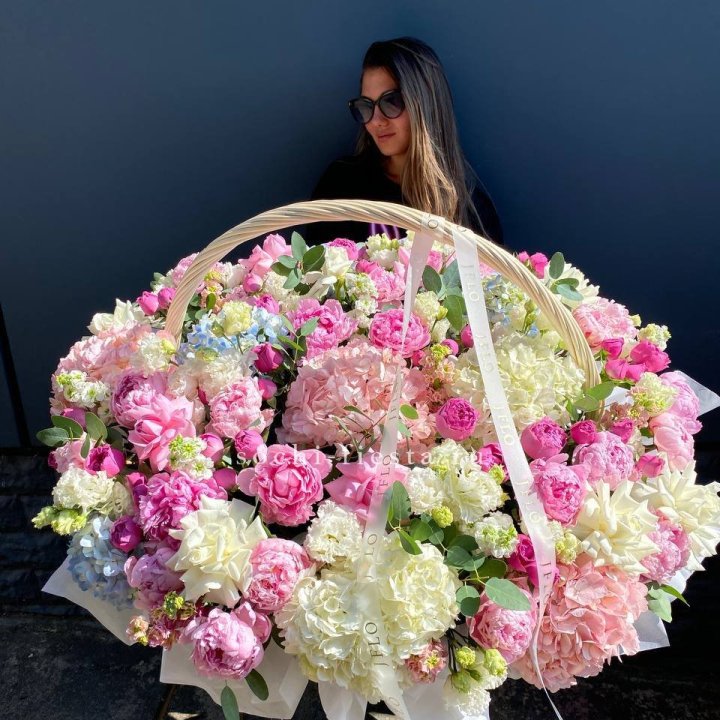Цветочная корзина из пионов и пионовидных роз "Перфекте" в Нижнем Новгороде
