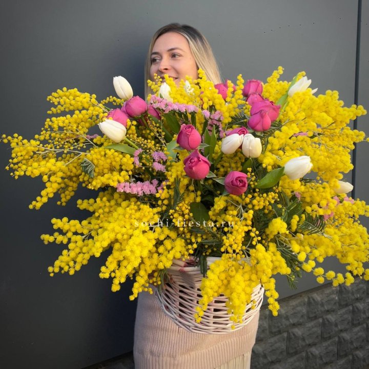 Цветочная корзина с мимозой "Спринг" в Нижнем Новгороде