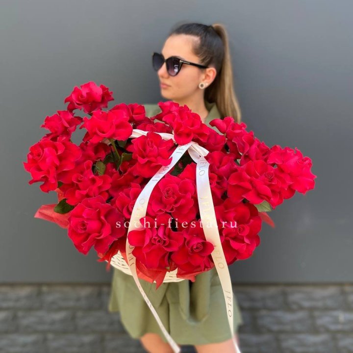 Красные французские розы в корзине в Нижнем Новгороде