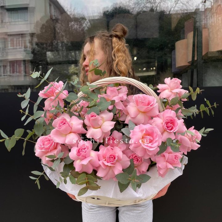 25 роз в цветочной корзине  в Нижнем Новгороде