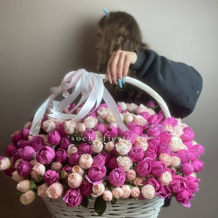 Премиум корзина пионовидных кустовых роз в Нижнем Новгороде