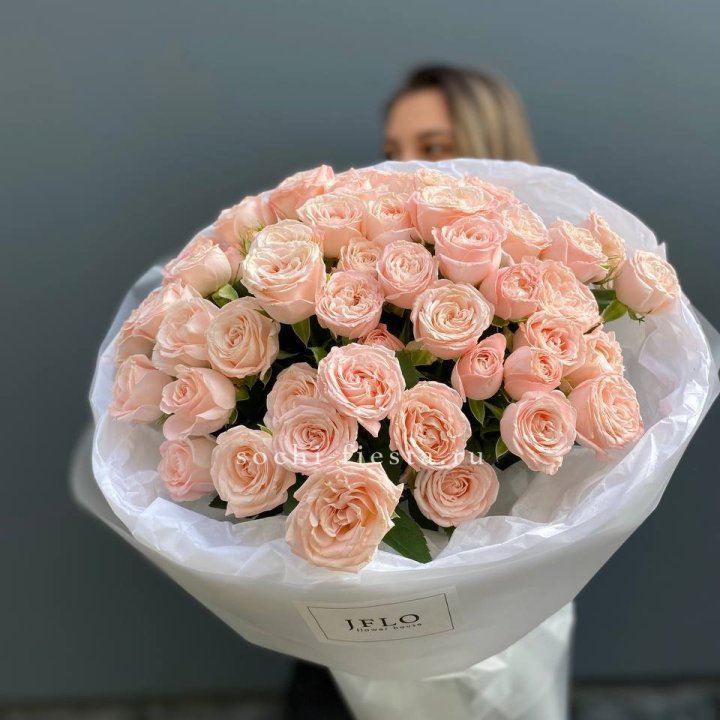 Букет кустовых роз Бомбастик с доставкой в Нижнем Новгороде